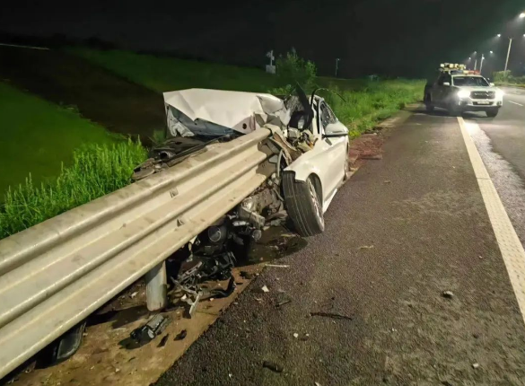 酒駕后別簽字，有用嗎？深夜，車頭“劈”成兩半！人不報(bào)警，車報(bào)了警......